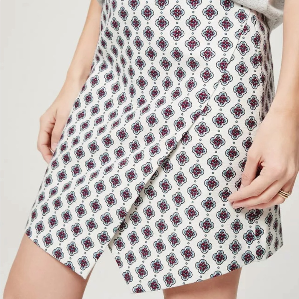 ๐HOSTPICK๐LOFT Asymmetrical Medallion Wrap Skirt - Picture 1 of 8